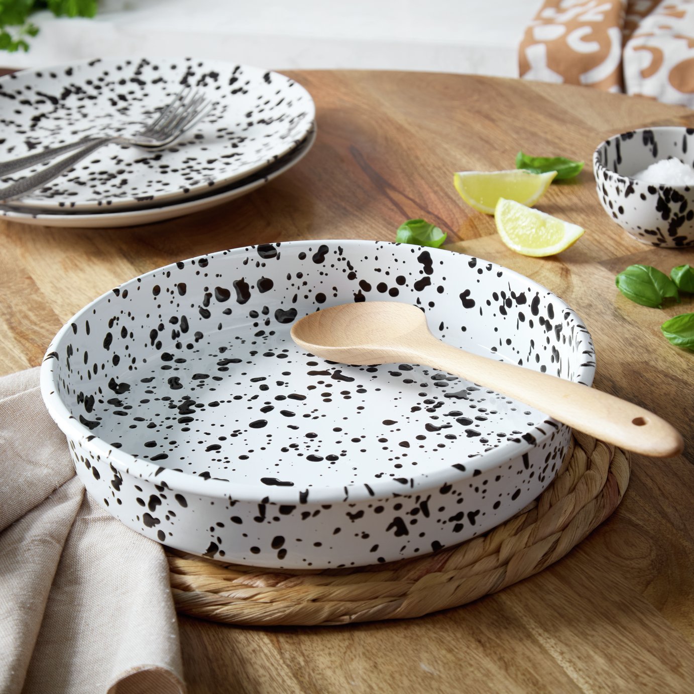 Habitat 26cm Enamel Round Dish - White 