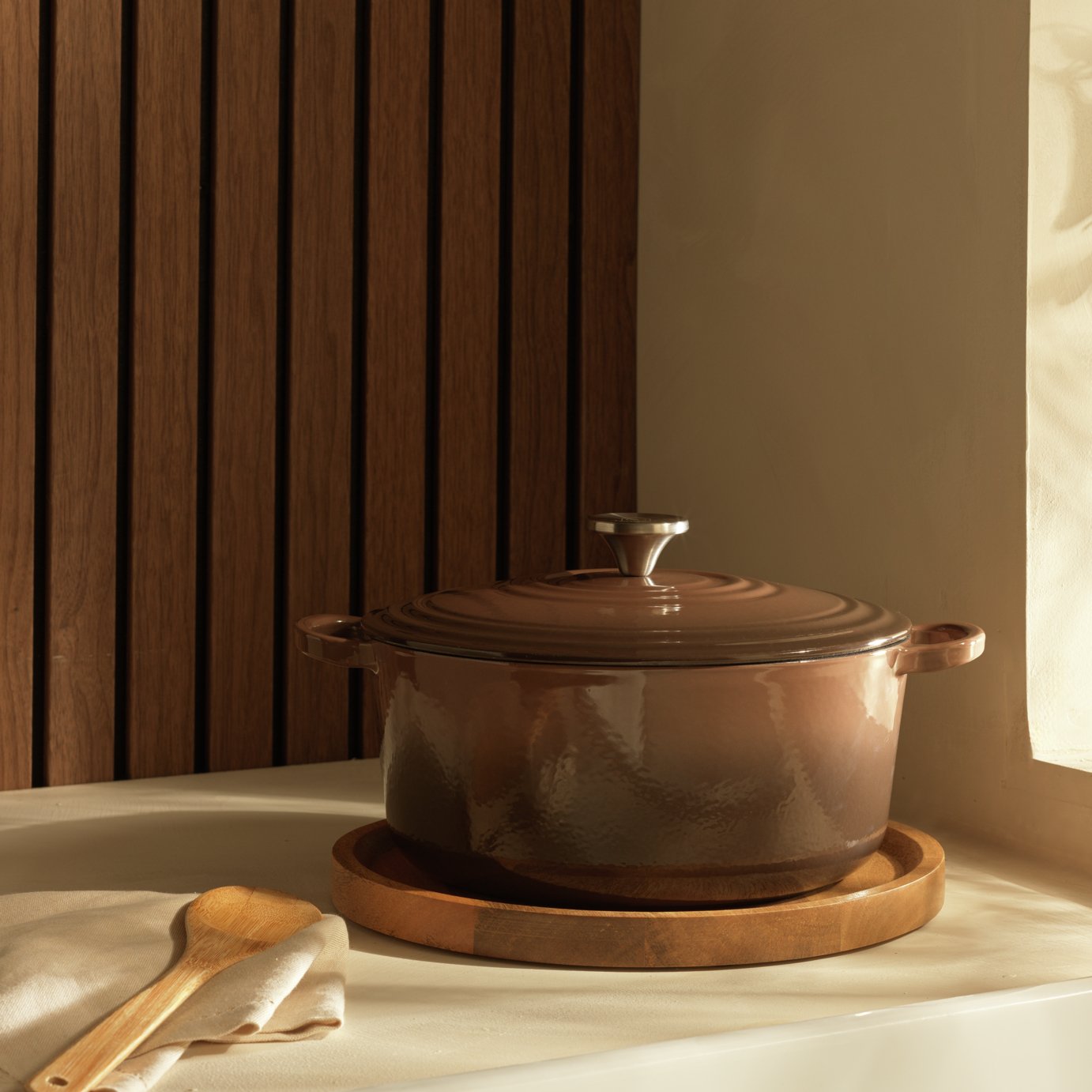 Habitat 5.3L cast iron casserole dish