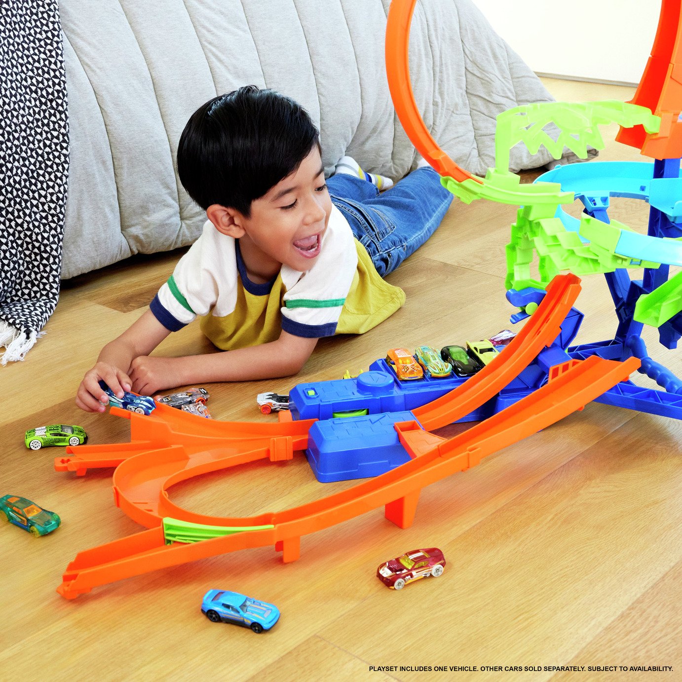 Hot Wheels Stunt Tracks Mid-Air Crash Playset & Toy Car