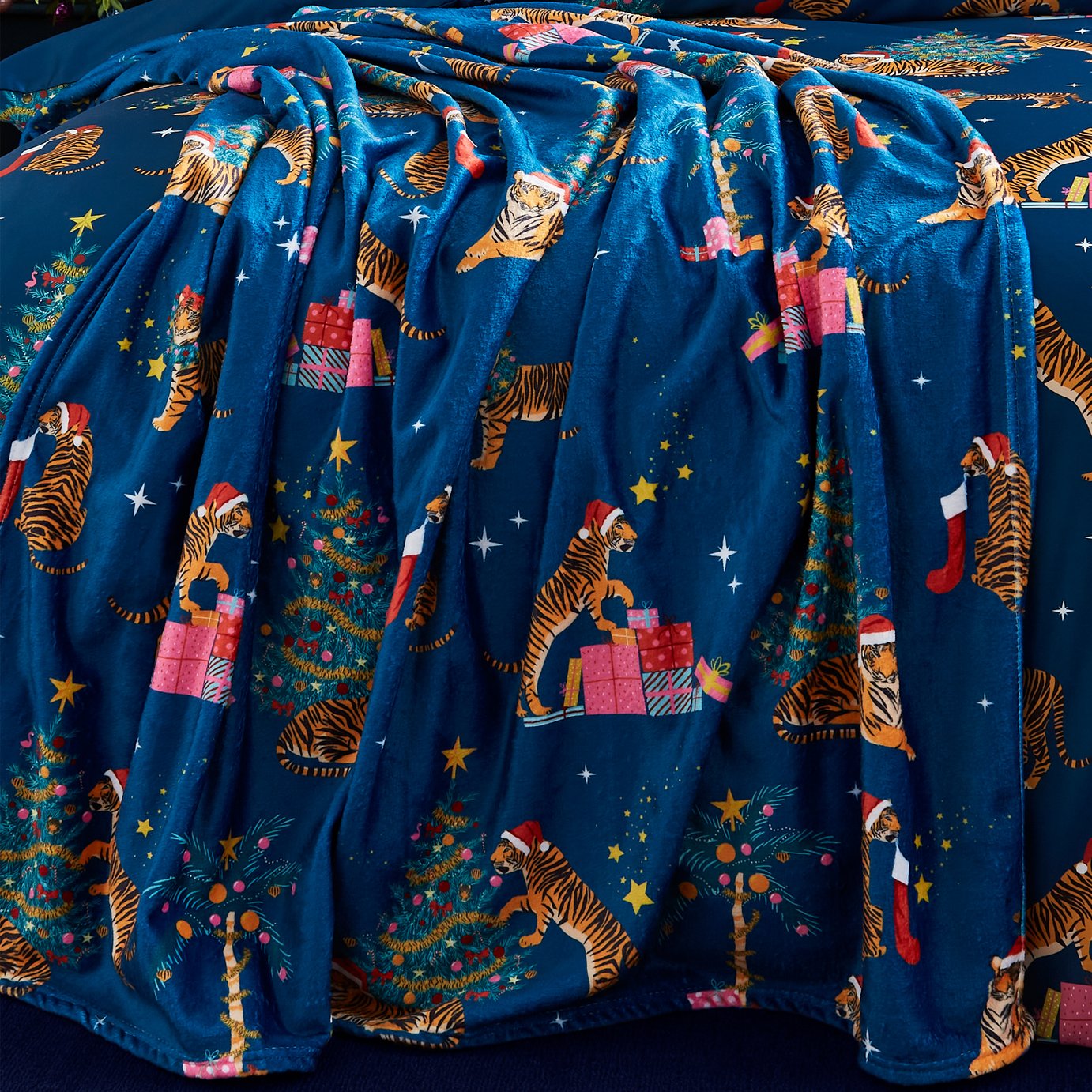 Catherine Lansfield Christmas Tiger Fleece Throw - 130x170cm