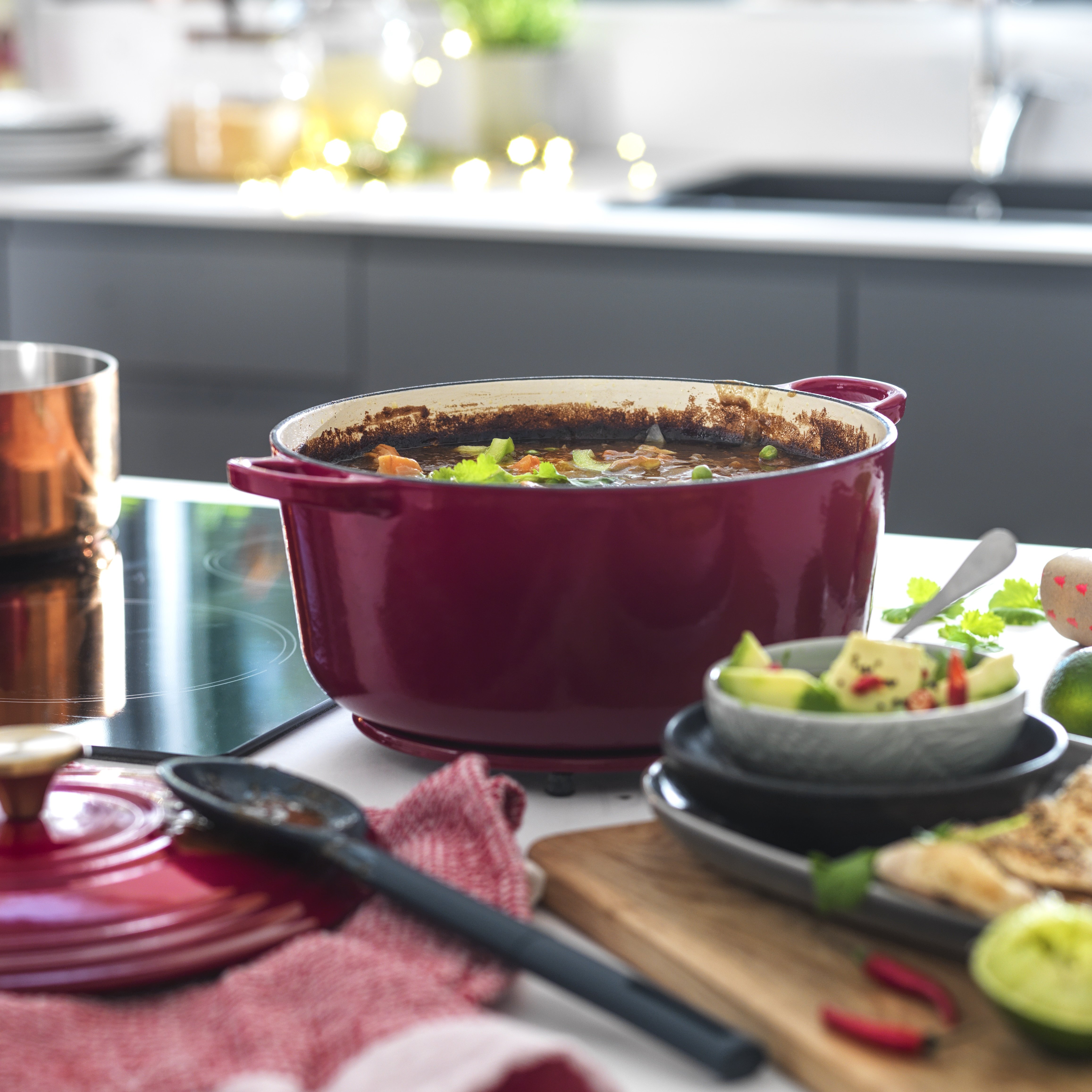 Habitat 5.3L cast iron casserole dish