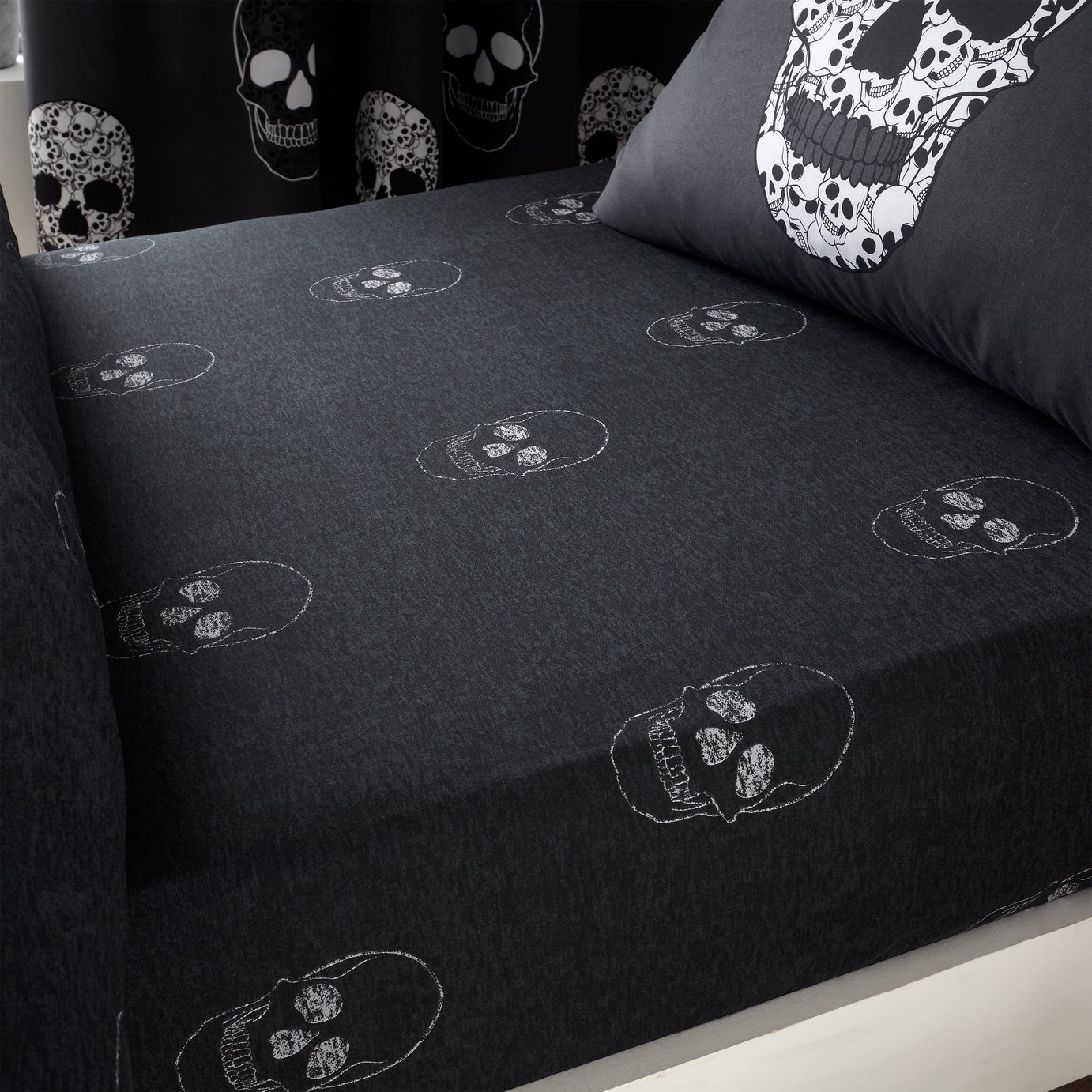 Catherine Lansfield Skulls Black Kids Fitted Sheet
