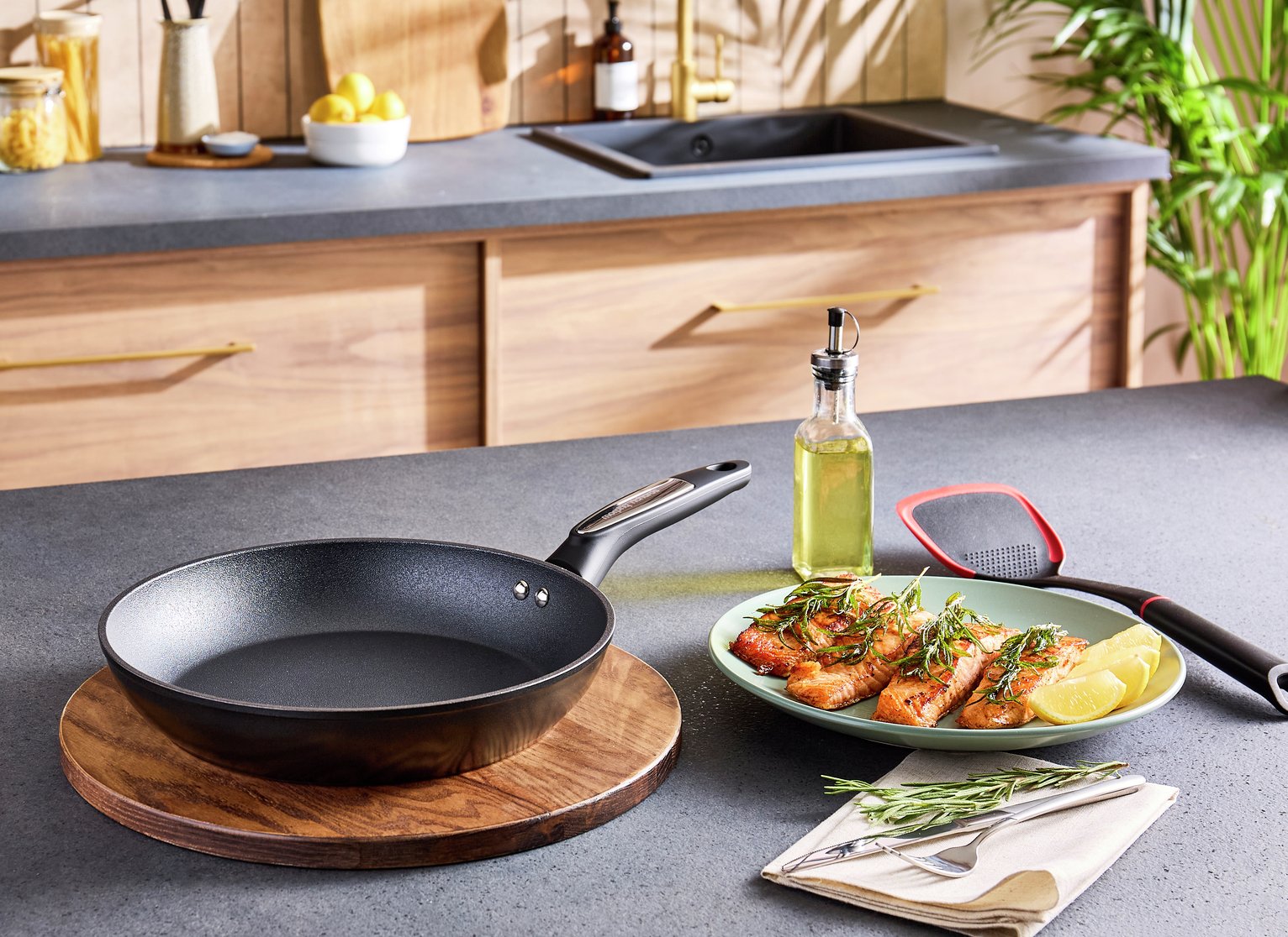 Morphy Richards 28cm Non Stick Aluminium Frying Pan