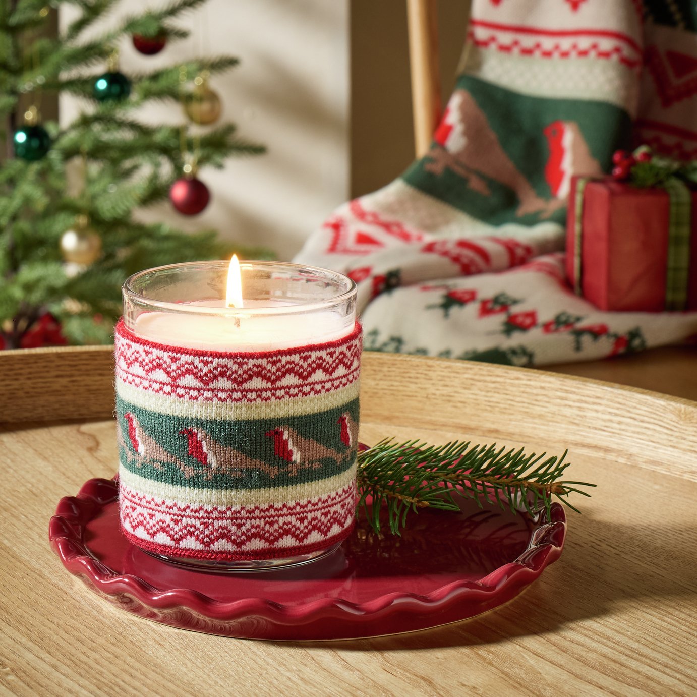 Argos Home Christmas Medium Candle With Robin Jumper - Christmas Spice
