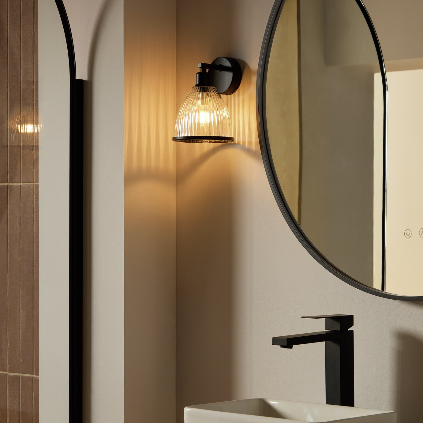 Argos Home Eumee Ribbed Glass Bathroom Wall Light - Black
