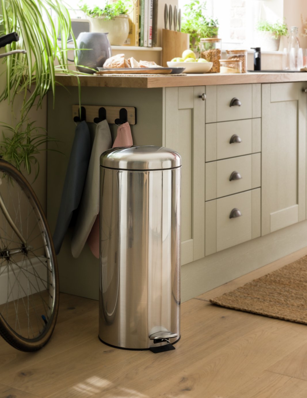 Habitat 30 Litre Domed Pedal Bin - silver