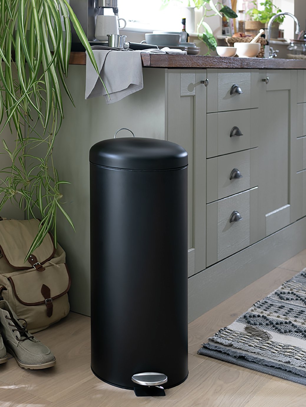 Habitat 30 Litre Domed Pedal bin - Black