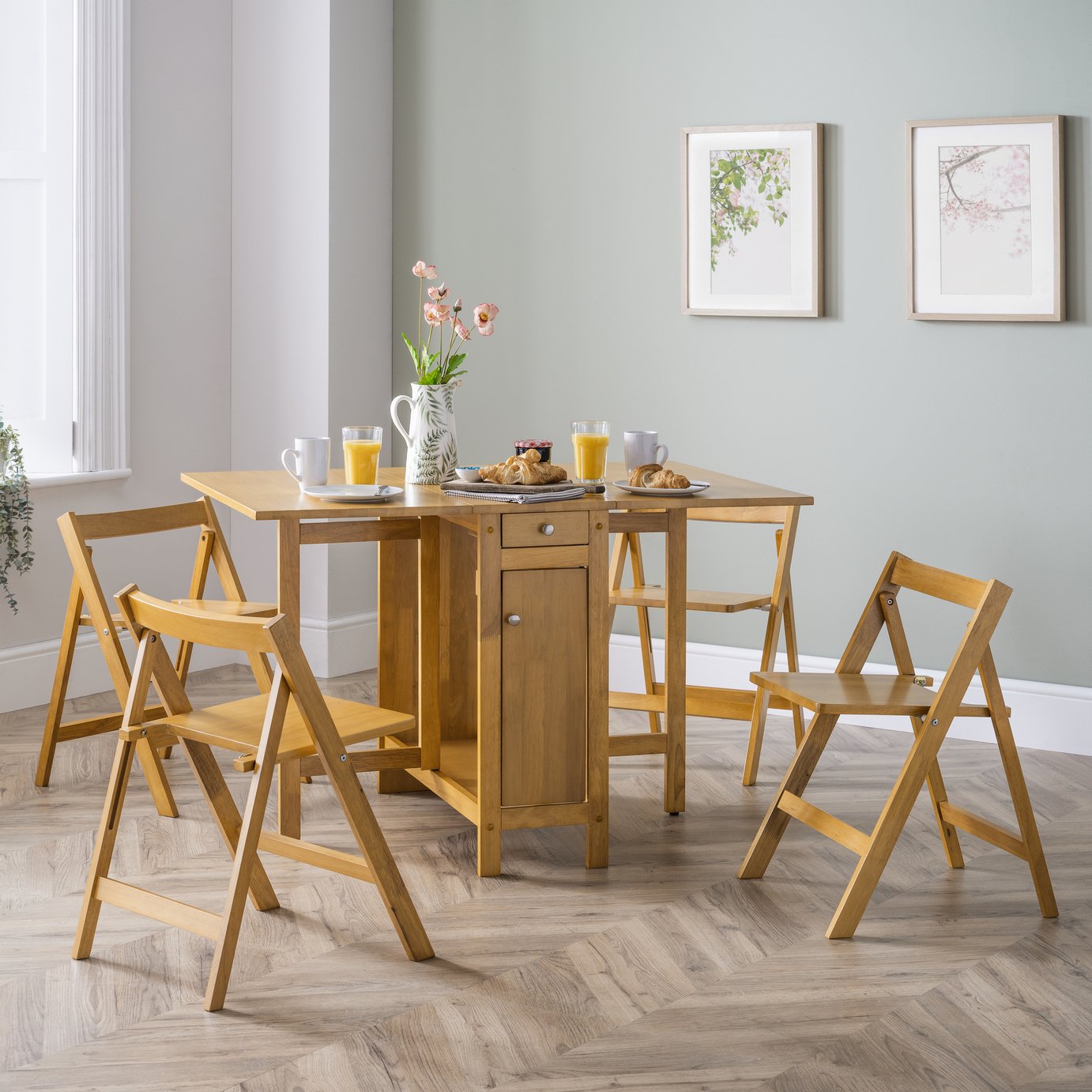 Julian Bowen Savoy Extending Oak Dining Table & 4 Oak Chairs