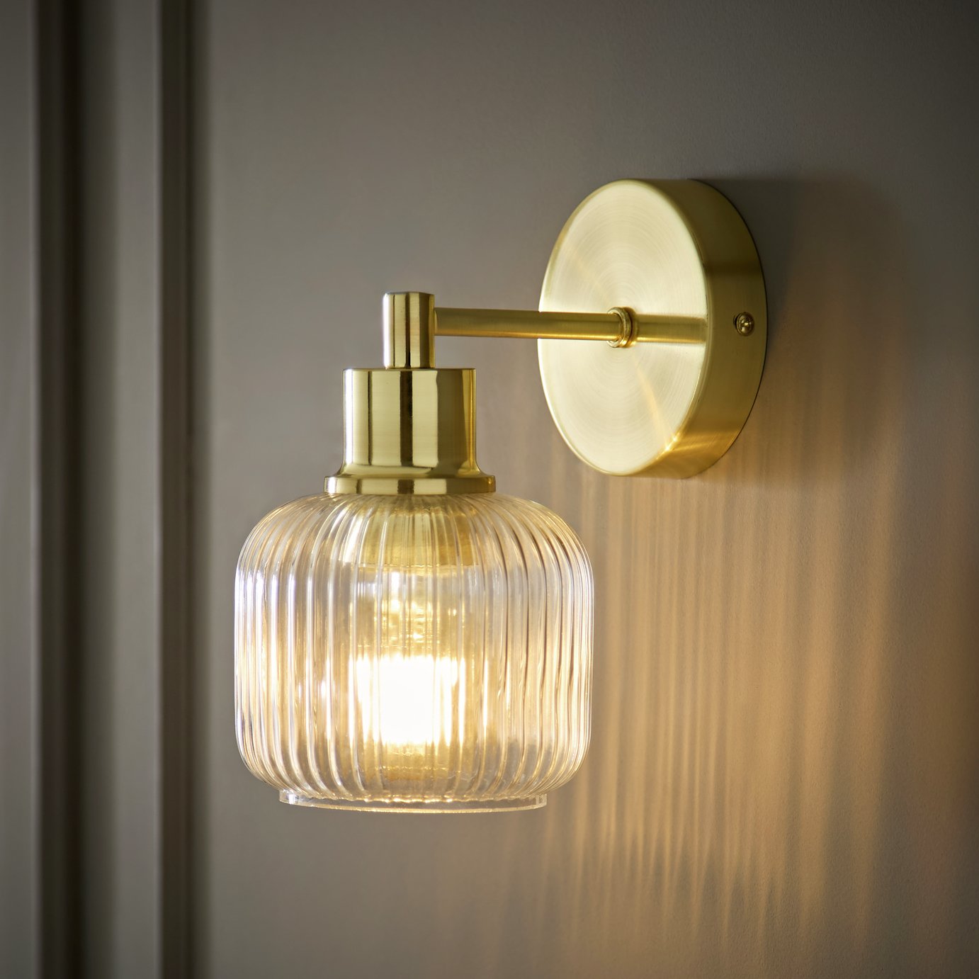 ValueLights Calpe Glass Ribbed Wall Light - Gold