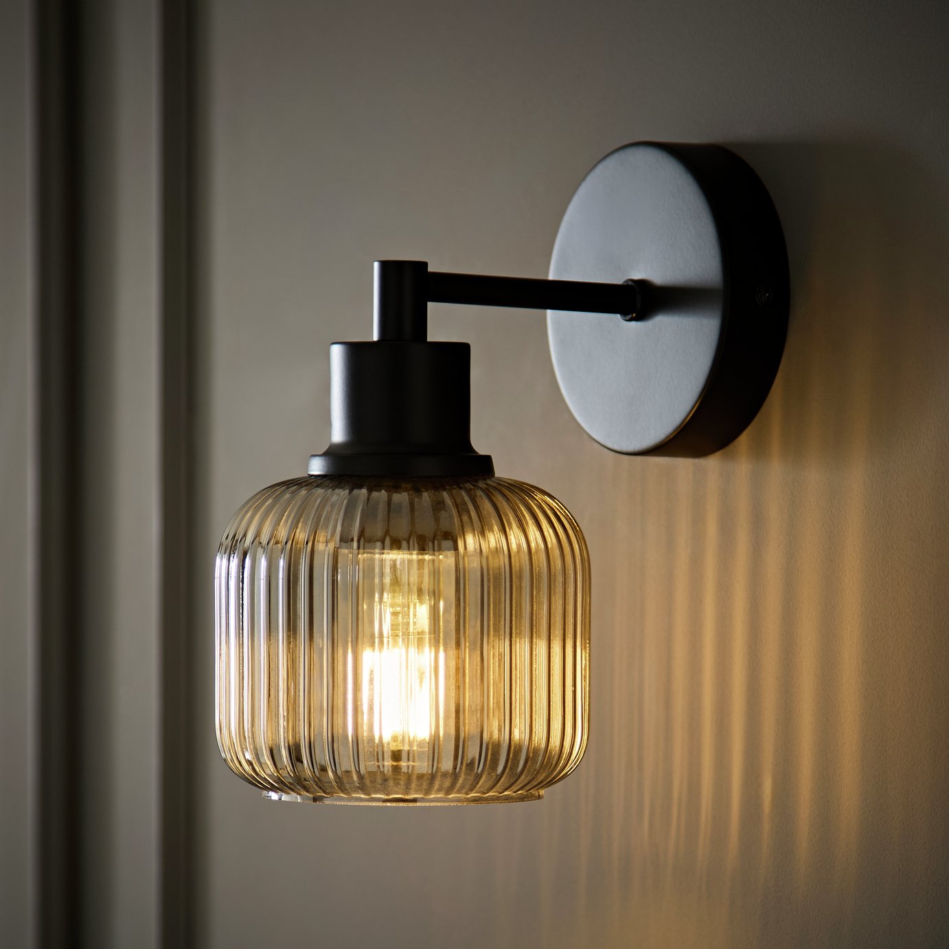 ValueLights Calpe Smoke Glass Ribbed Wall Light - Black