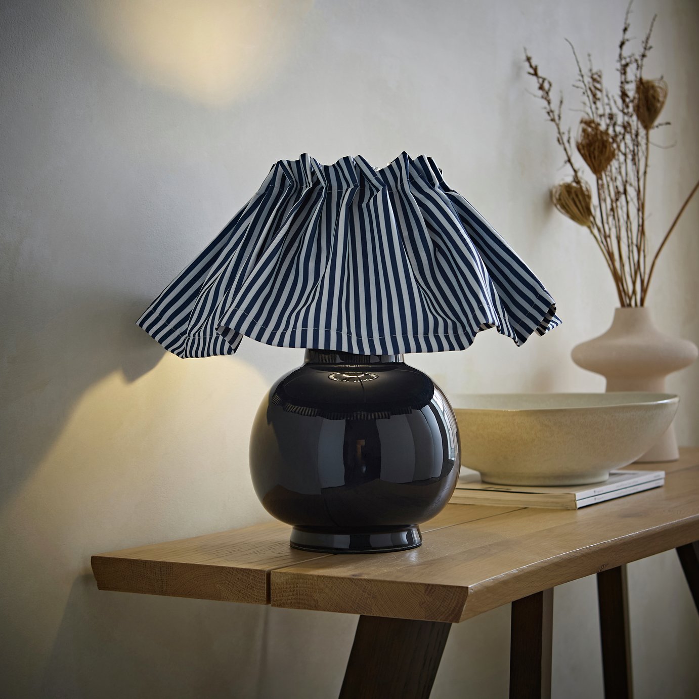 ValueLights Arabella Ceramic Pleated Table Lamp - Navy Blue