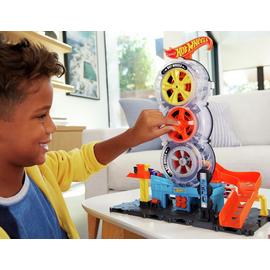 Hot Wheels City Super Twist Tyre Shop Playset and Car