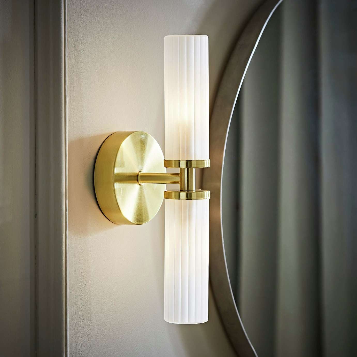 ValueLights Canya IP44 2-Way Gold Wall Light With Reeded Glass Shade - Gold