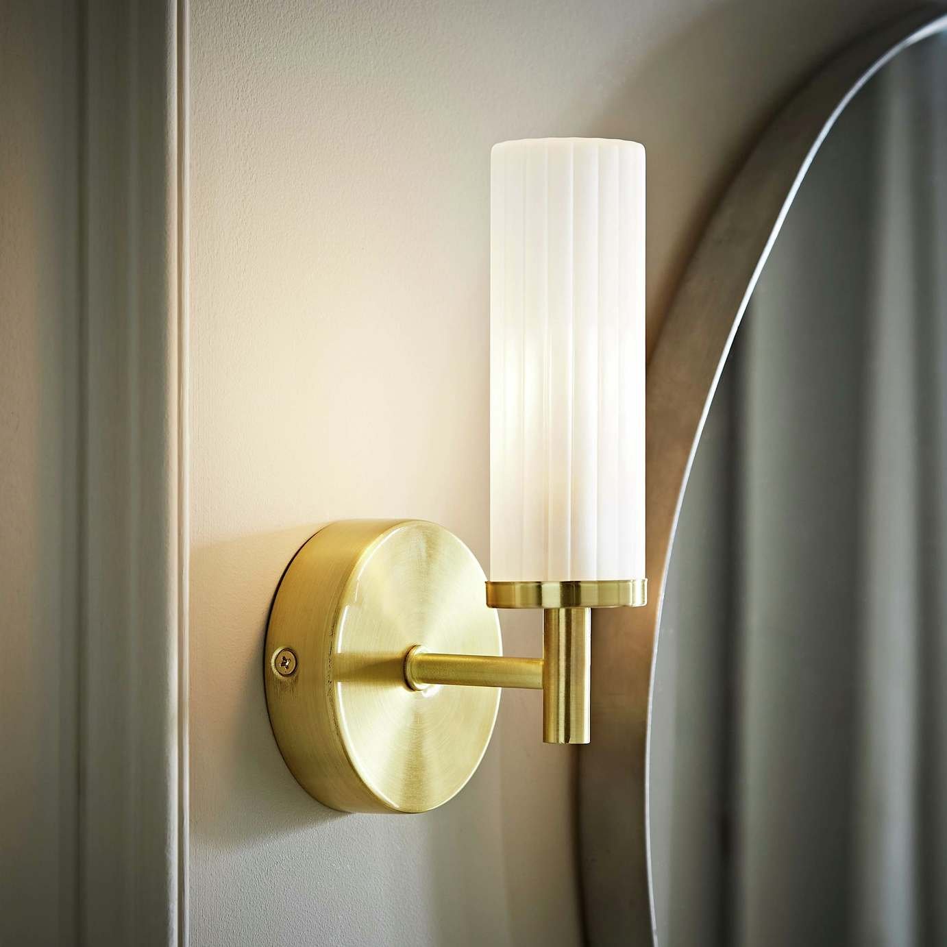ValueLights Canya IP44 Gold Wall Light With Reeded Glass - Gold