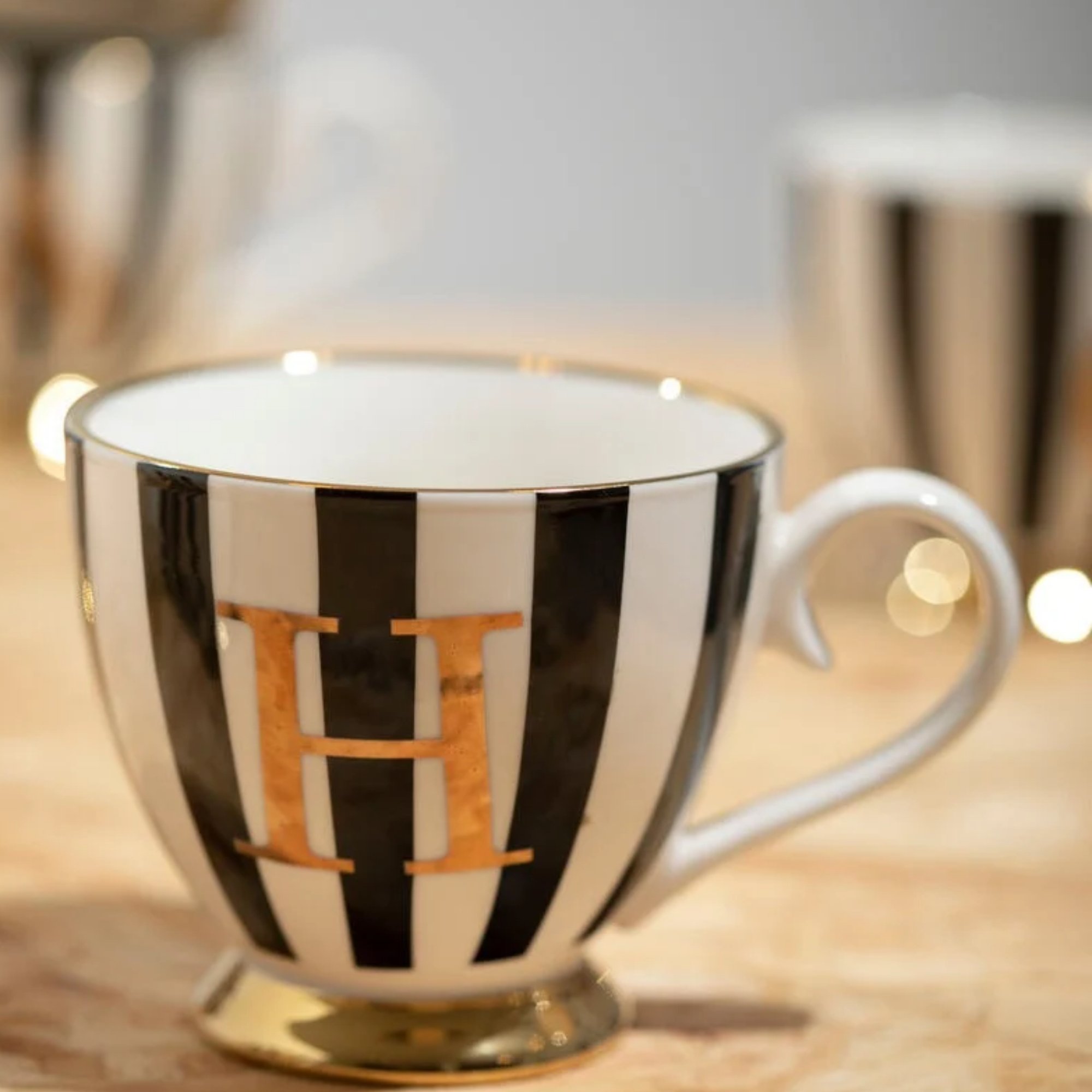 Orsina Duchess H Monogram Mug – Black and White