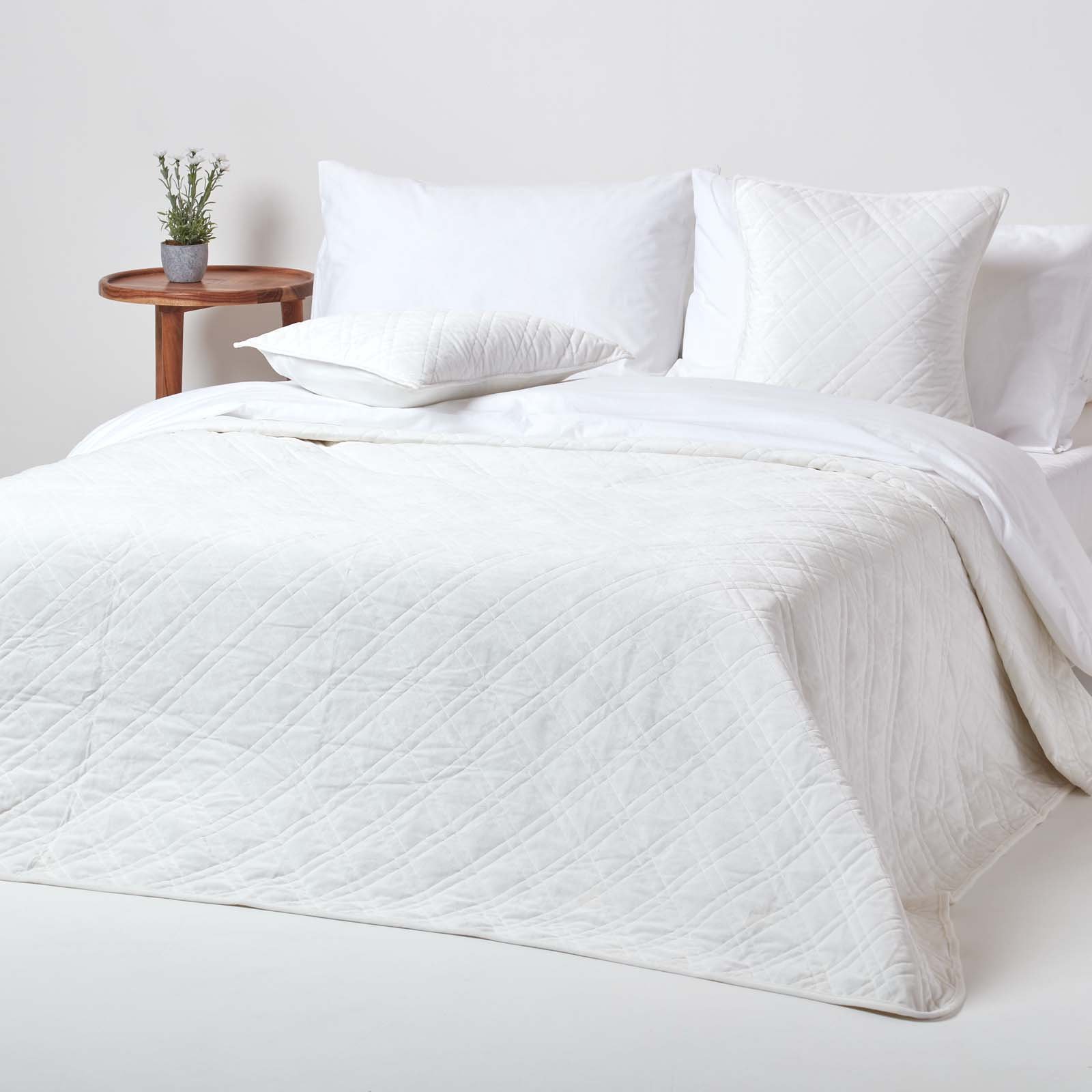 Homescapes Paragon Diamond Geometric Velvet Bedspread – 200 x 200 cm – Cream