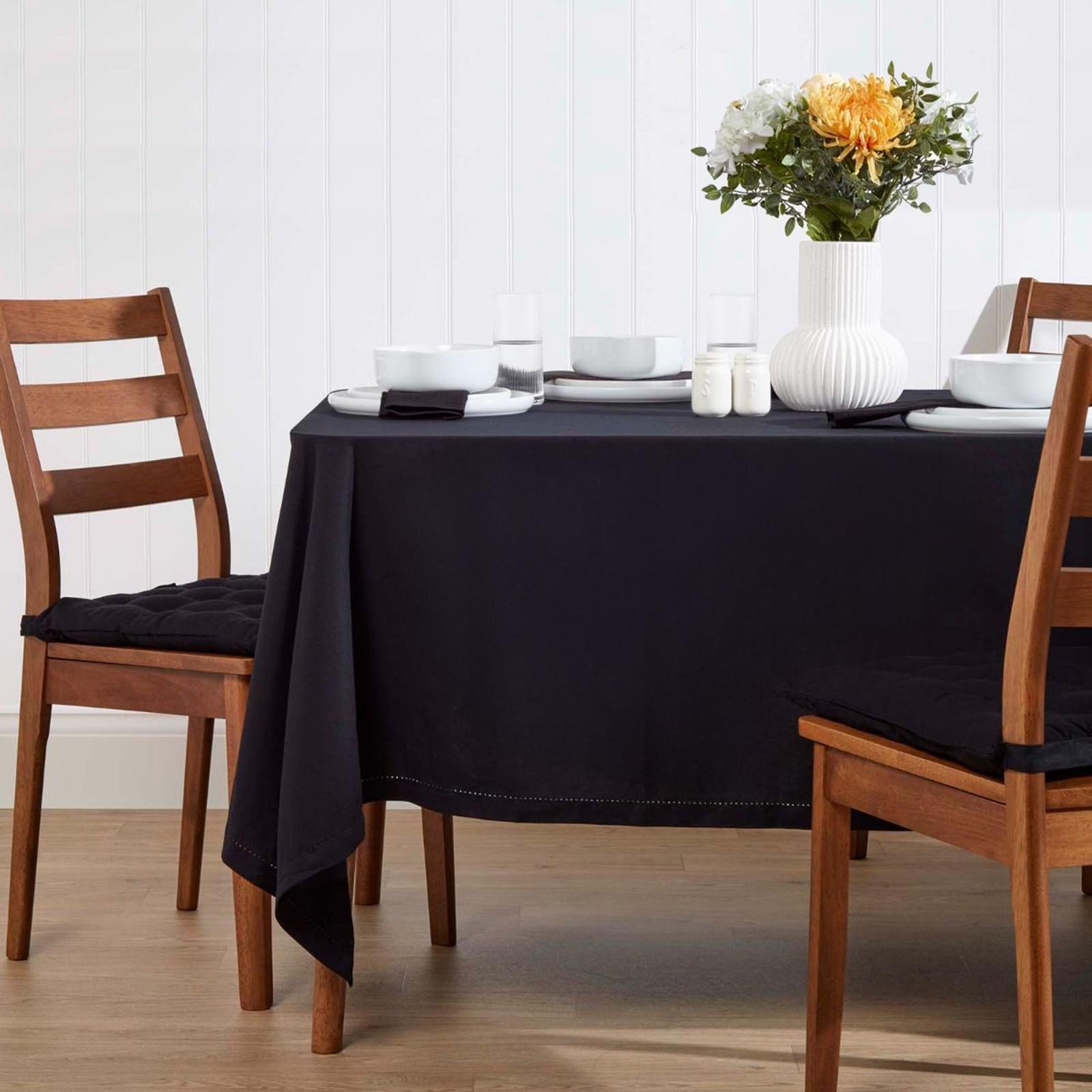 Homescapes Cotton Tablecloth - 137 x 178 cm - Black