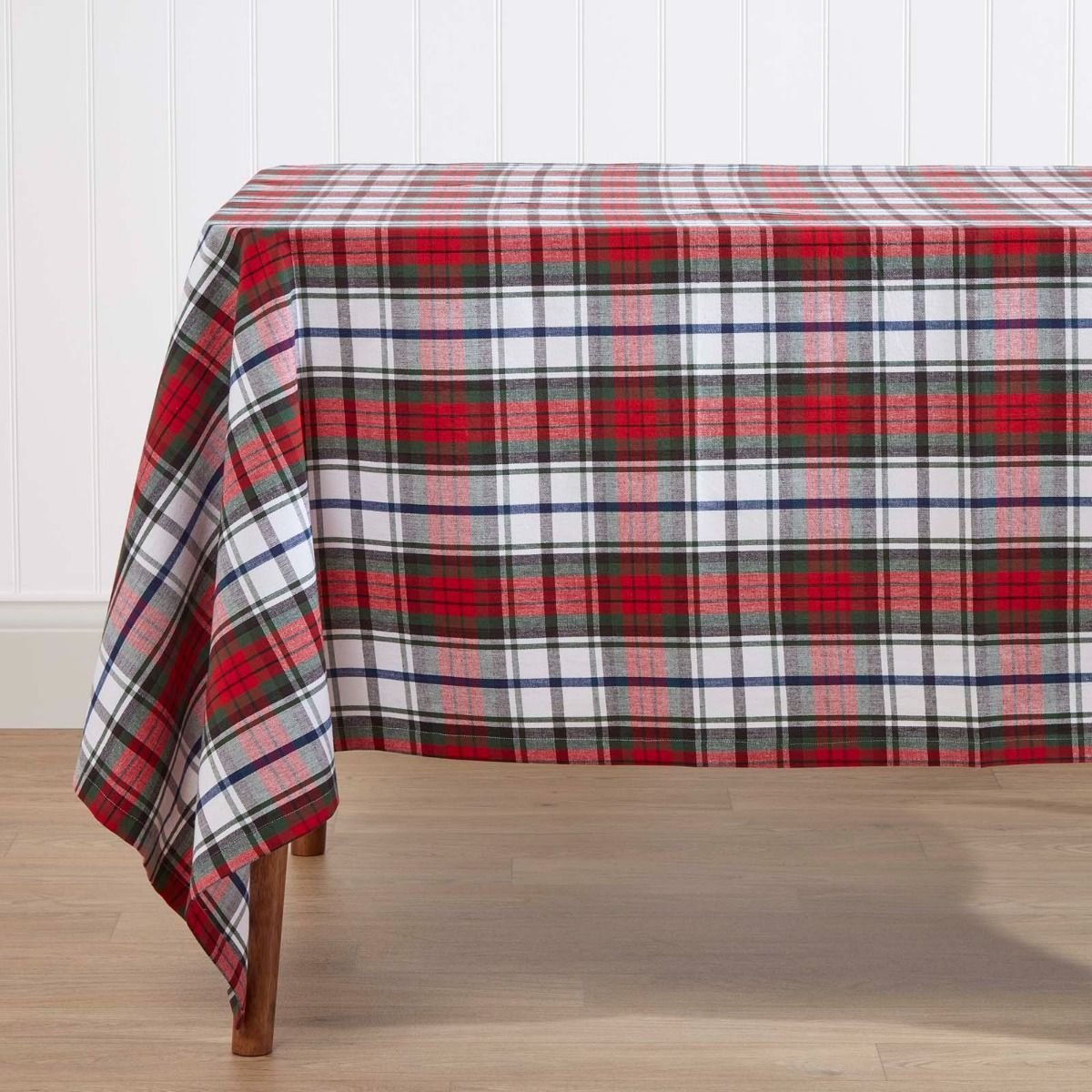 Homescapes Cotton Macduff Tartan Tablecloth - 137 x 228 cm - Red
