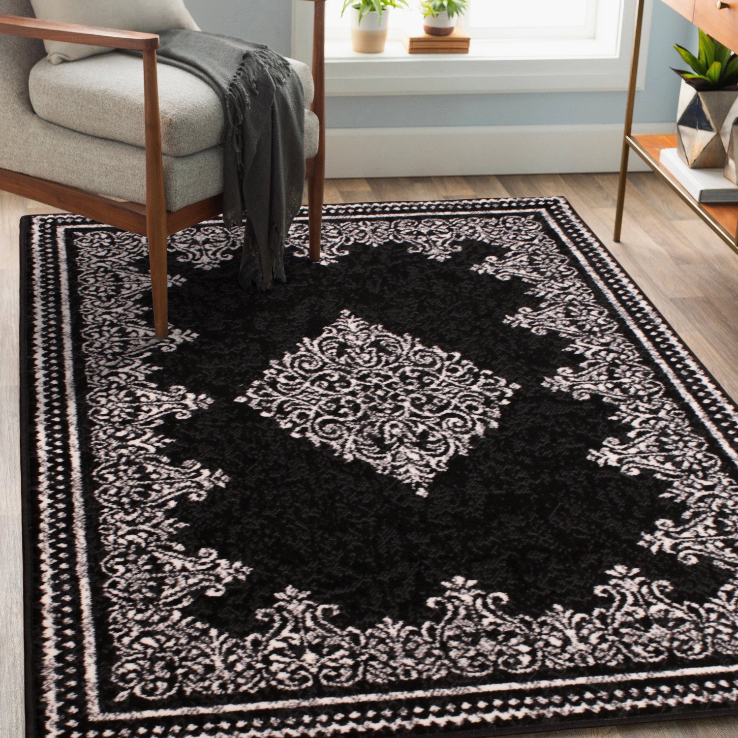 DS Living Medallion Traditional Rug - Black - 230x160cm
