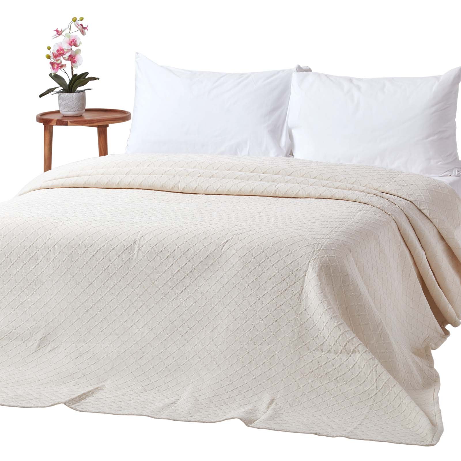 Homescapes Metelassé Diamond Pattern Cotton Rich Bedspread – Double – Cream