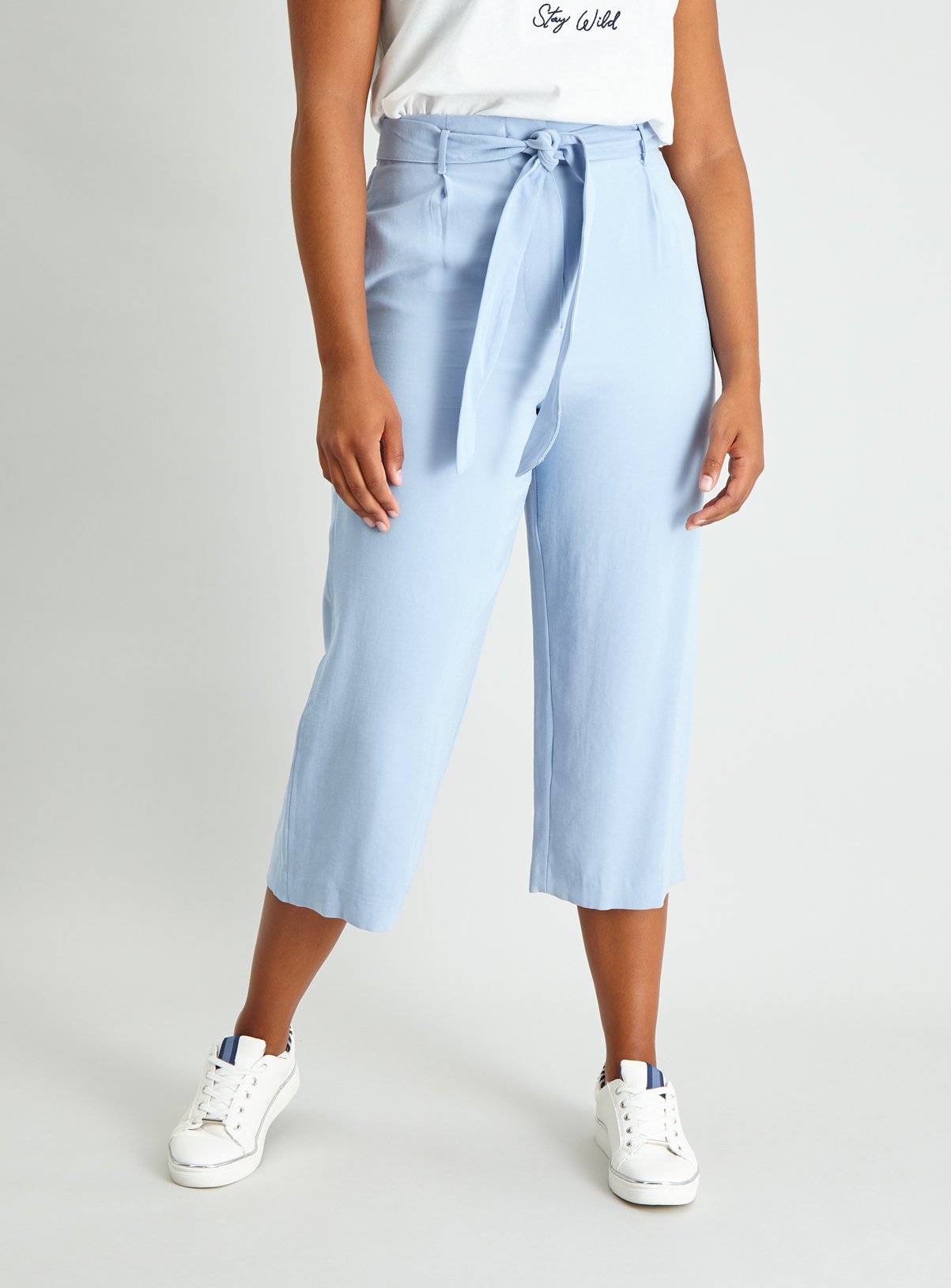 blue cropped trousers