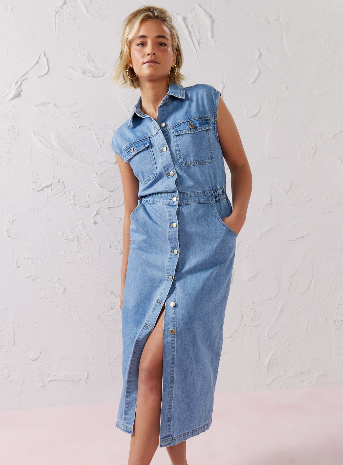 EVERBELLE Mid Wash Denim Sleeveless Midi Shirt Dress 