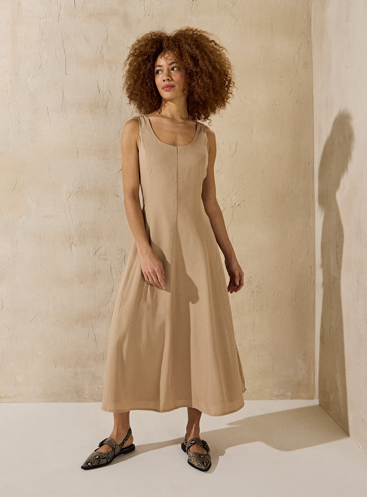EVERBELLE Neutral Seamed Scoop Neck Summer Dress 22