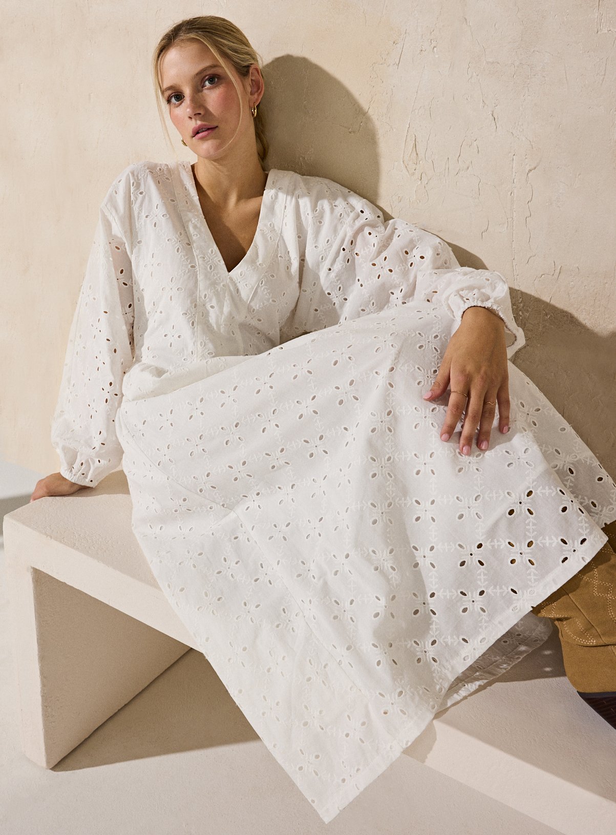 EVERBELLE Broderie Volume Sleeve Midi Dress 