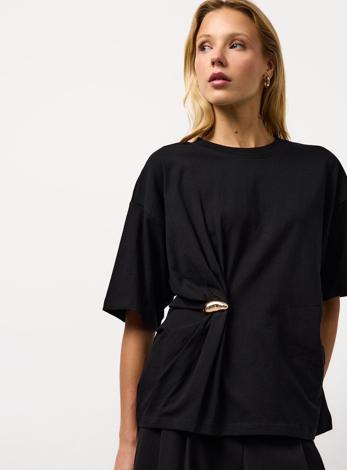 Black Hardware Twist Detail T-Shirt 6