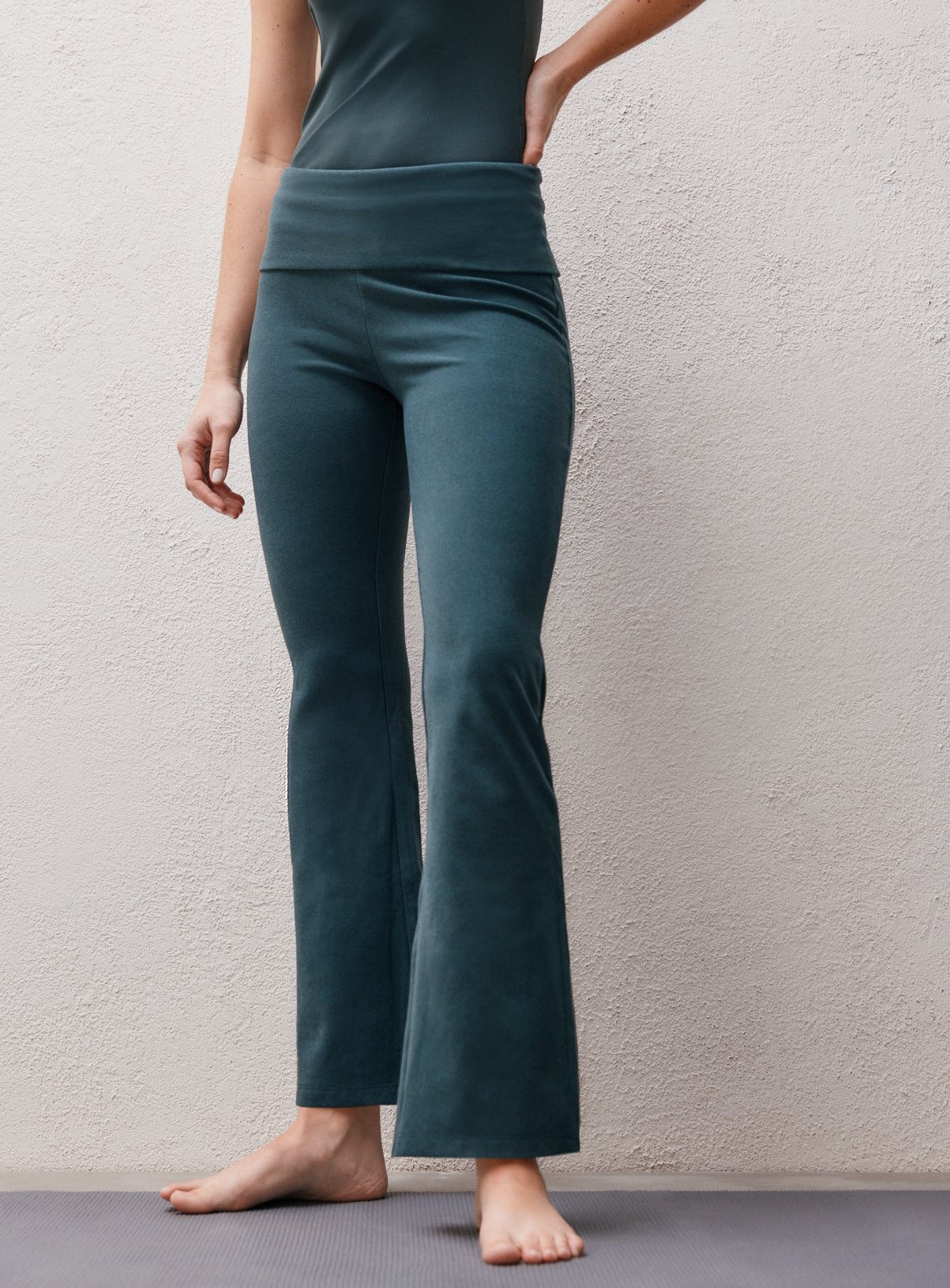 REAKTIV Luxe Roll Top Soft Touch Flared Legging