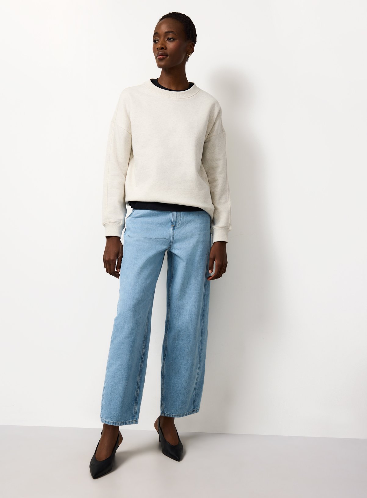 Relaxed Barrel Leg Jeans 