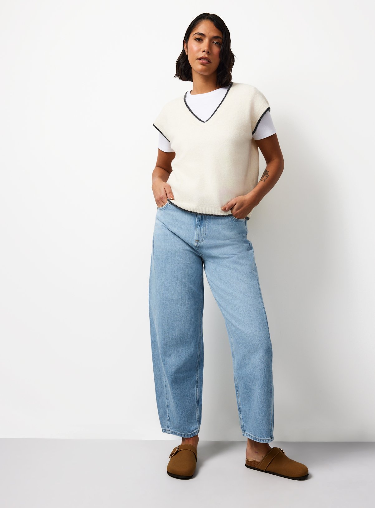 Relaxed Barrel Leg Jeans 