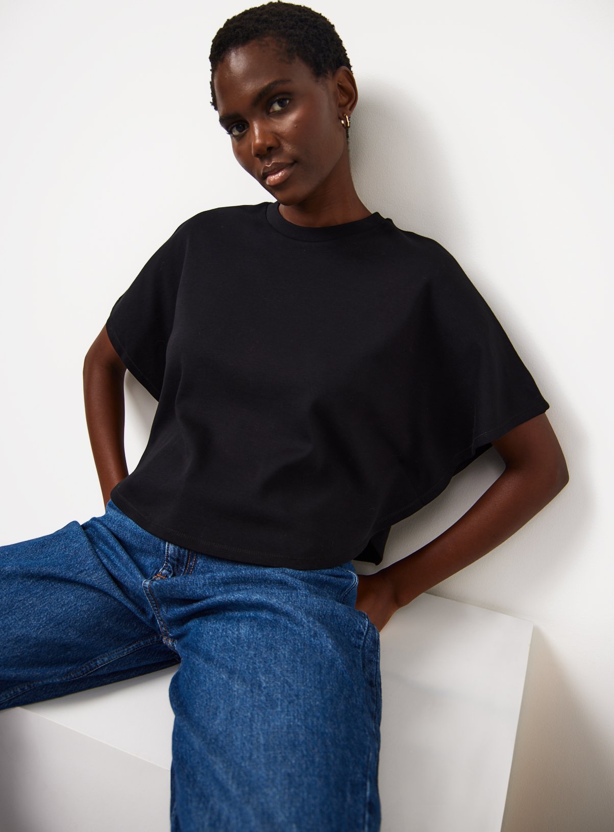 Black Cape Cropped Tee S