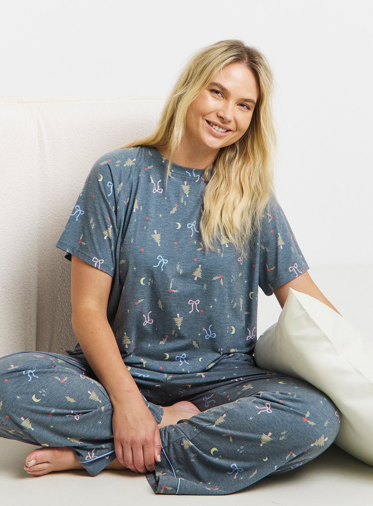 SIMPLY BE Pretty Lounge Vintage Christmas Print Pyjama Set 