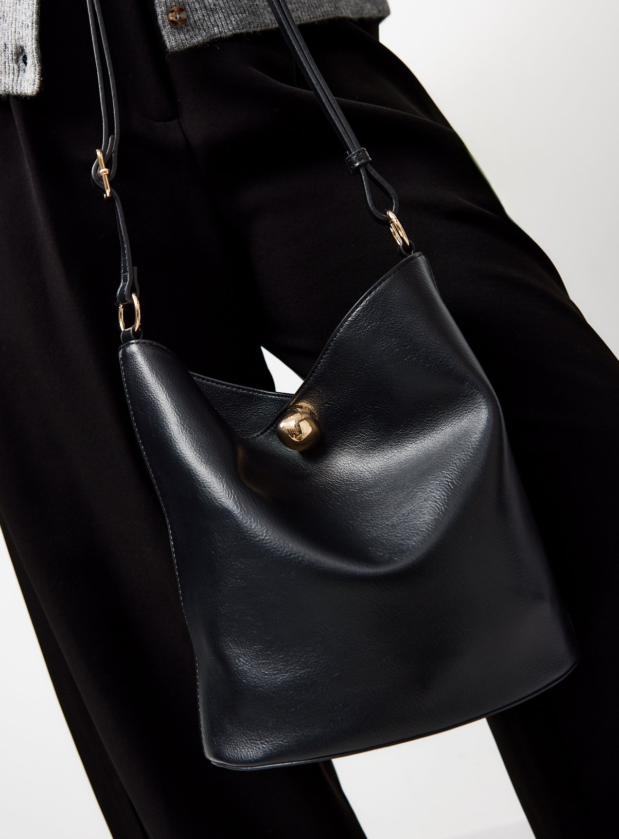 The Bucket Shoulder Bag One Size