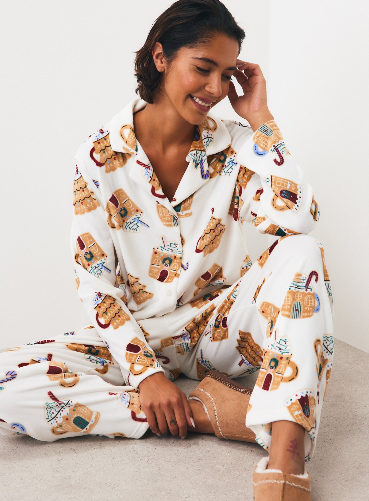 Christmas Cream Festive Mugs Print 2-Piece Pyjama Set 