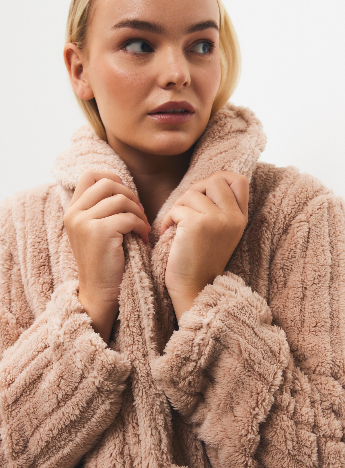 Neutral-Coloured Plush Dressing Gown 
