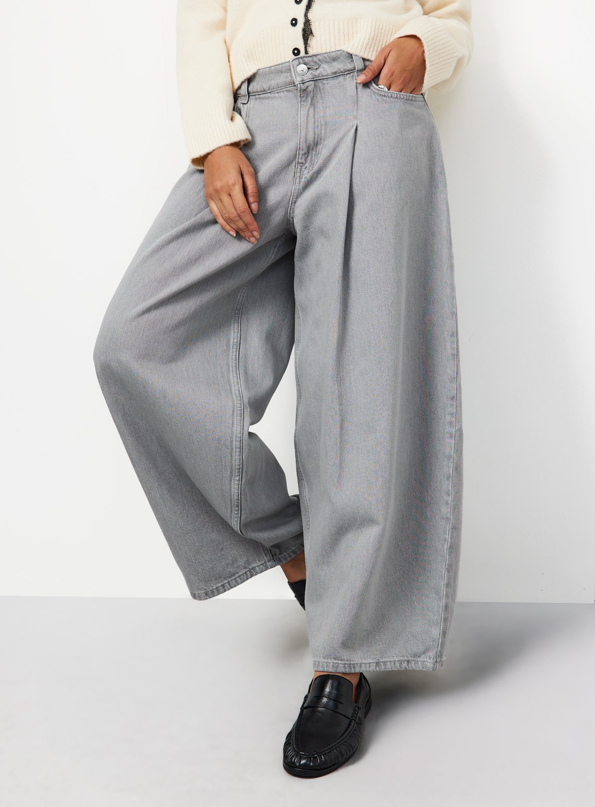 Light Grey Balloon Pleated Denim Jeans 