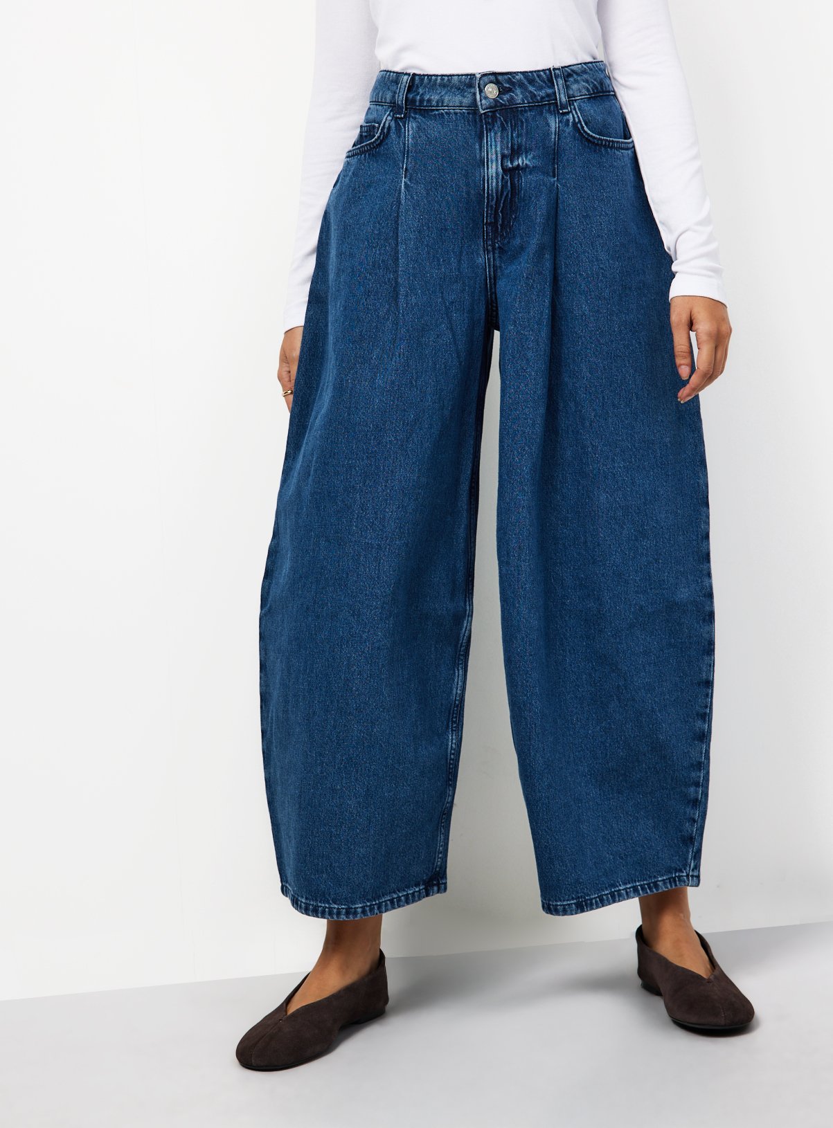 Mid Denim Pleated Barrel Jeans 