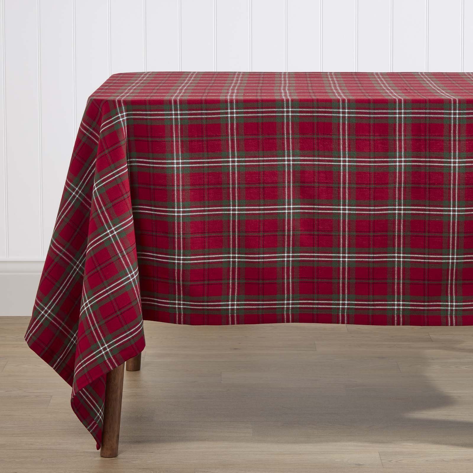 Homescapes Cotton Prince Edward Tartan Tablecloth - 137 x 228 cm - Red